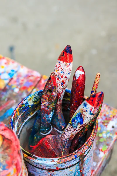 Gamla färger artister penslar färger och penslar — Stockfoto