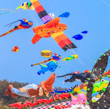 Çok renkli uçurtma kuyruğu ile