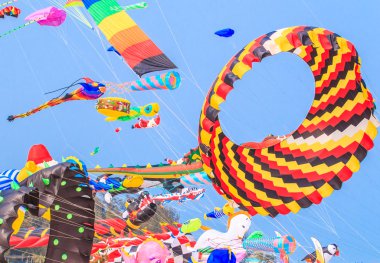 Çok renkli uçurtma kuyruğu ile