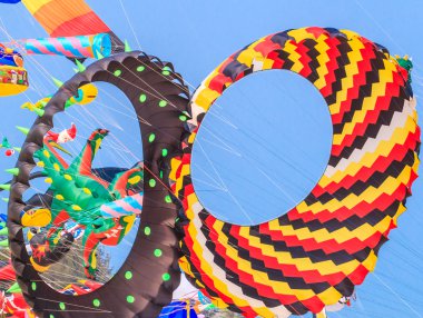 Çok renkli uçurtma kuyruğu ile