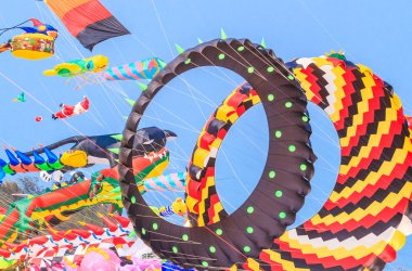 Çok renkli uçurtma kuyruğu ile