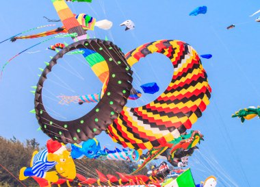 Çok renkli uçurtma kuyruğu ile