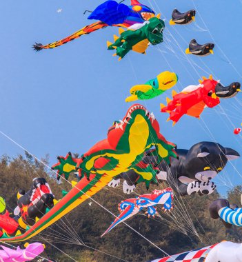 Çok renkli uçurtma kuyruğu ile