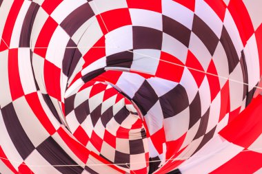 Çok renkli uçurtma kuyruğu ile