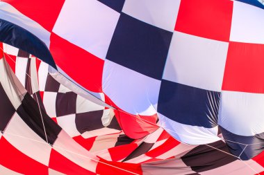 Çok renkli uçurtma kuyruğu ile