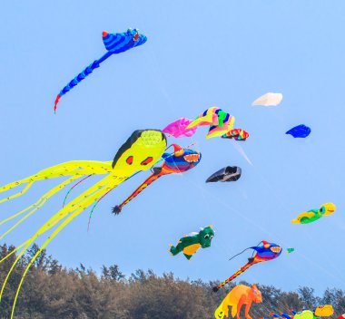 Çok renkli uçurtma kuyruğu ile