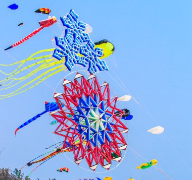 Çok renkli uçurtma kuyruğu ile