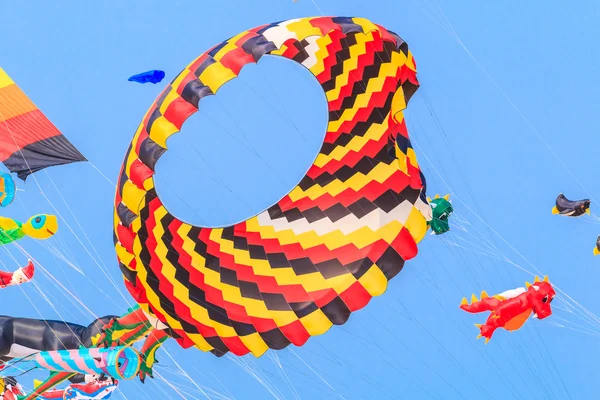 Çok renkli uçurtma kuyruğu ile