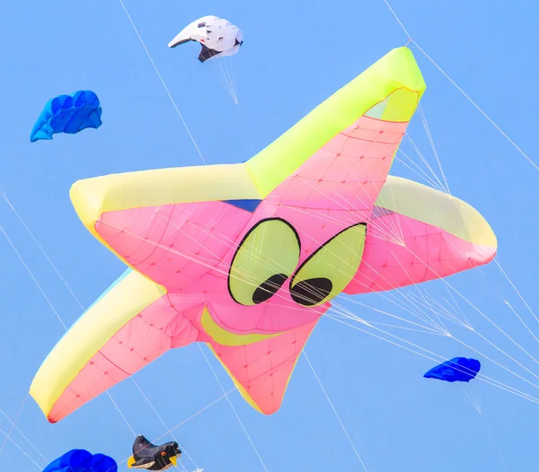 色とりどりの凧の尾を持つ — ストック写真