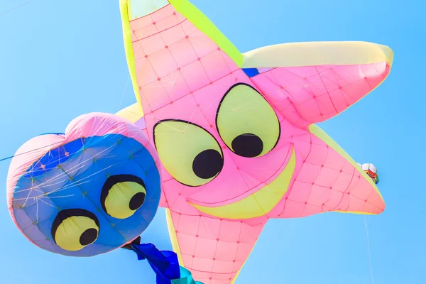 色とりどりの凧の尾を持つ — ストック写真