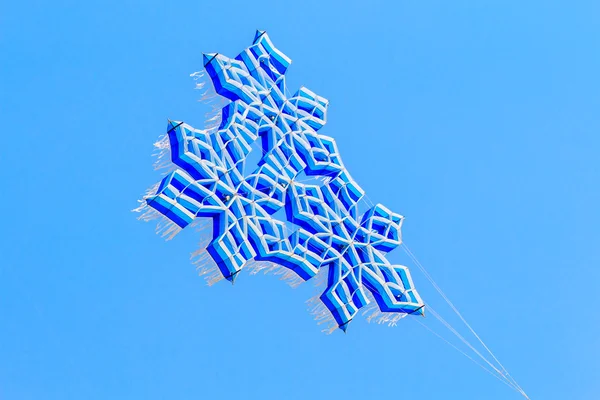 Wielobarwny latawca z ogonem — Zdjęcie stockowe
