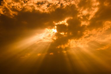 karanlık Bulutların arasından parlayan ışık ışınları