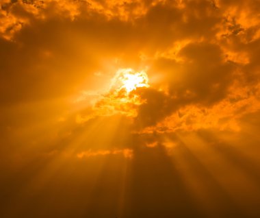 karanlık Bulutların arasından parlayan ışık ışınları