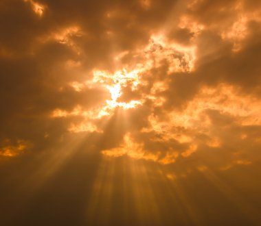 karanlık Bulutların arasından parlayan ışık ışınları