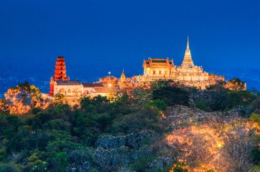 Alacakaranlık ışık akşam ışık Phra Nakhon Khiri Phetchaburi içinde