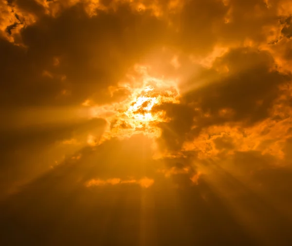 Lichtstrahlen, die durch dunkle Wolken scheinen — Stockfoto