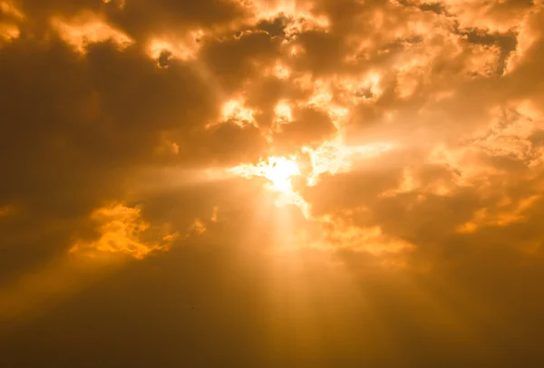 Lichtstrahlen, die durch dunkle Wolken scheinen — Stockfoto