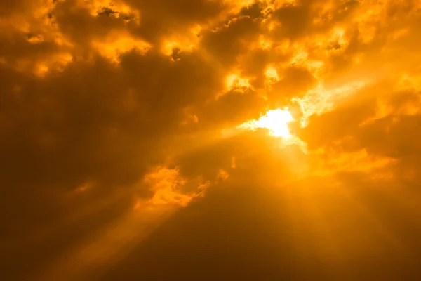 Rayos de luz brillando a través de nubes oscuras —  Fotos de Stock