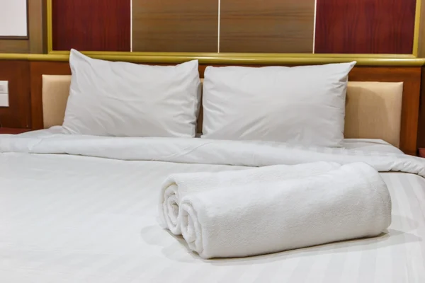 Bett - Handtücher auf dem Bett — Stockfoto