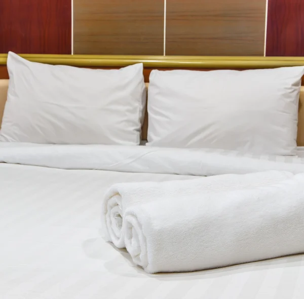 Bed - Towels on the bed — Stock Photo, Image