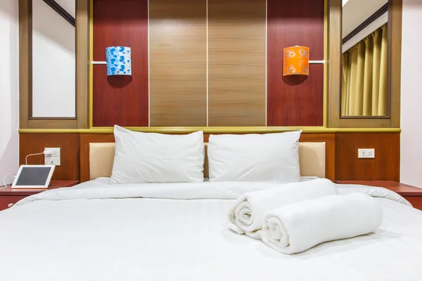 Bett - Handtücher auf dem Bett — Stockfoto