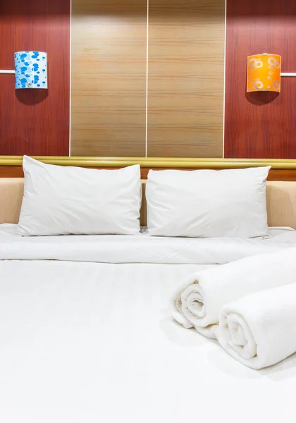 Bed - Towels on the bed — Stock Photo, Image