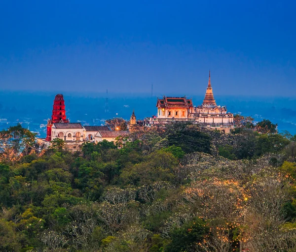 Crepúsculo luz de la noche en Phra Nakhon Khiri Phetchaburi — Foto de Stock