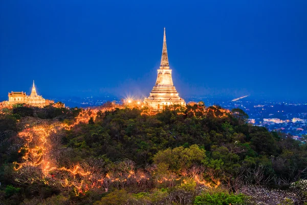 Crepúsculo luz de la noche en Phra Nakhon Khiri Phetchaburi — Foto de Stock