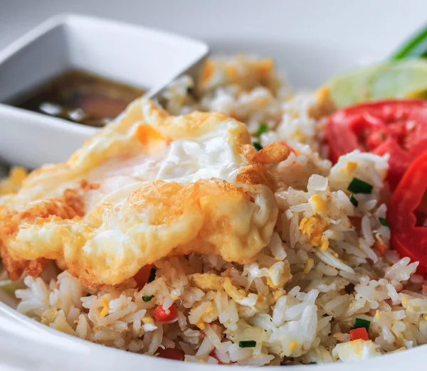 Жареный тайский стиль риса — стоковое фото