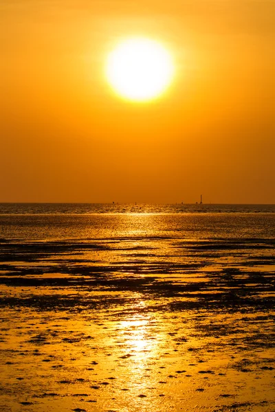 Belo pôr do sol acima do mar — Fotografia de Stock