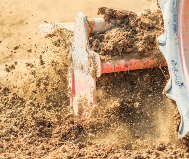 Bir alan kürekle traktör pulluklar