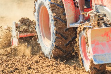 Bir alan kürekle traktör pulluklar