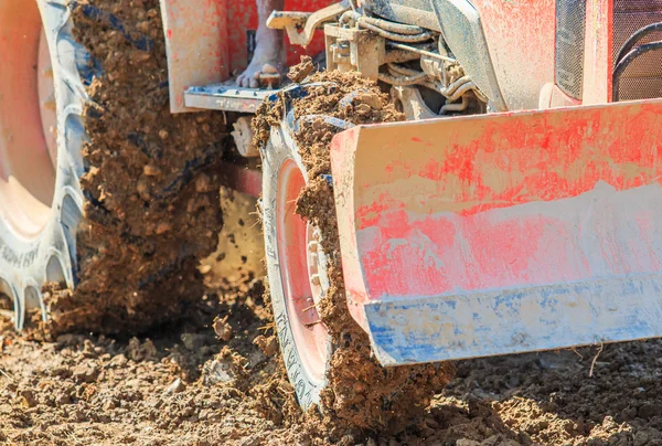 Traktor plogar en fältet skotta — Stockfoto