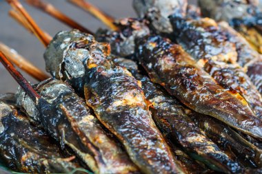 Balık ızgara yanan