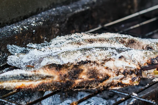 Pescado ardiendo en la parrilla — Foto de Stock