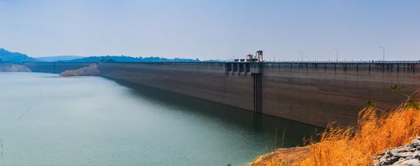 Barragem enorme — Fotografia de Stock