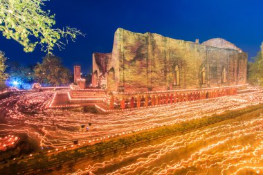 Mum ışığı dünyaca Bucha gün