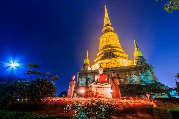 Dia de Makha Bucha à luz de velas — Fotografia de Stock