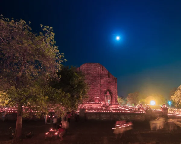 Kaarslicht Makha Bucha dag — Stockfoto