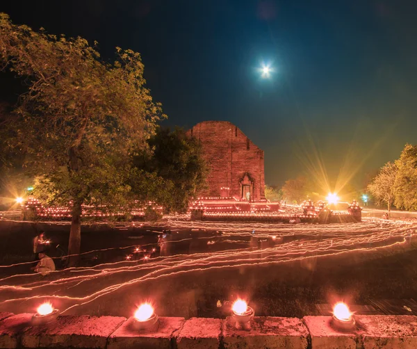 Día Makha Bucha a la luz de las velas — Foto de Stock