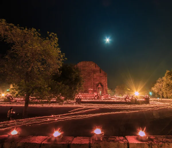 Día Makha Bucha a la luz de las velas — Foto de Stock