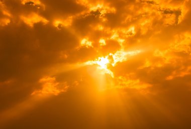 karanlık Bulutların arasından parlayan ışık ışınları