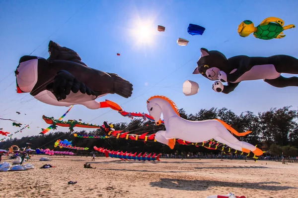 Международный фестиваль воздушных змеев в Таиланде — стоковое фото