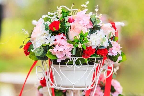 Der Fahrradkorb mit Rosen — Stockfoto