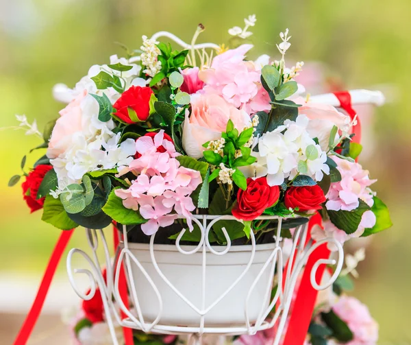 The bike basket with roses — Stock Photo, Image