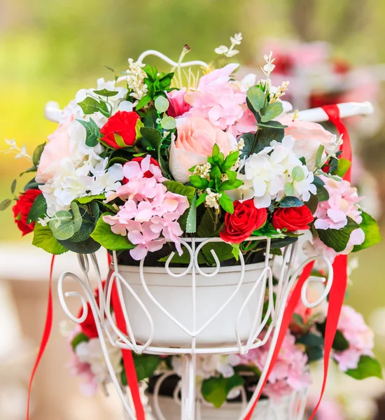 A cesta de bicicleta com rosas — Fotografia de Stock