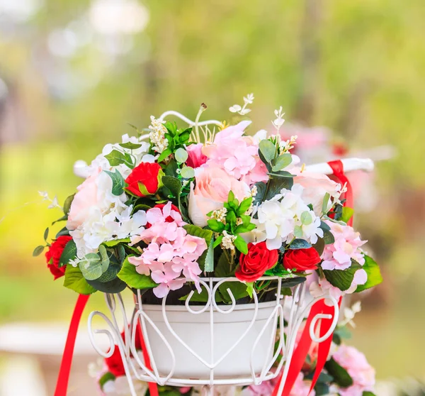 Le panier à vélo avec des roses — Photo