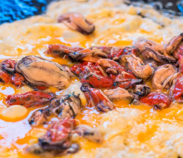 Oester Mossel omelet met Chili saus — Stockfoto