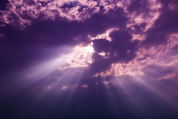 karanlık Bulutların arasından parlayan ışık ışınları