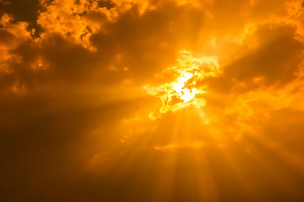 Rayos de luz brillando a través de nubes oscuras —  Fotos de Stock